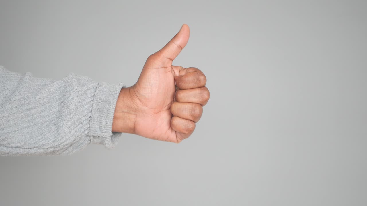 mano dando un pulgar hacia arriba