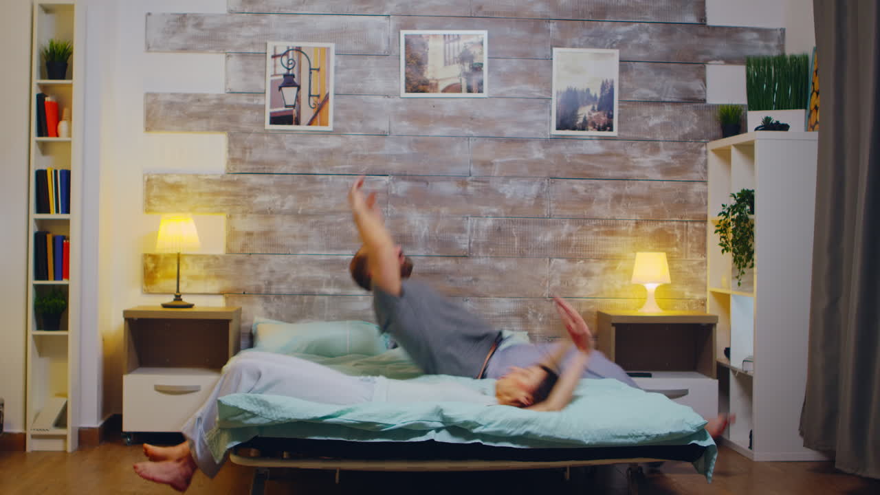 una joven pareja caucásica con pijama.