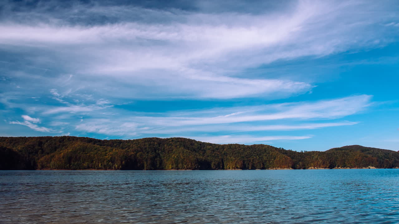 lapso de tiempo sobre un lago europeo en otoño