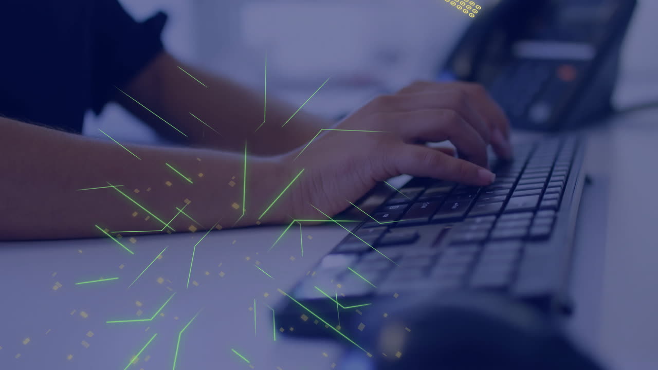 animación de una placa de circuitos con procesamiento de datos sobre una mujer caucásica usando una computadora portátil