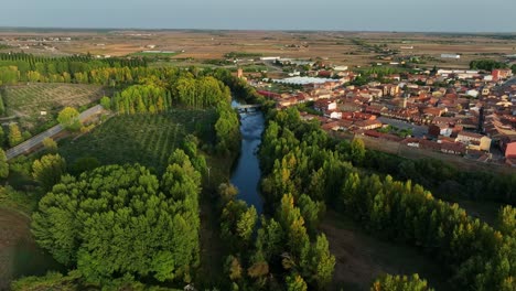 Volando-Sobre-El-Rio-Esla-Rio-De-Mansilla-De-Las-Mulas,-Leon,-España-Al-Atardecer