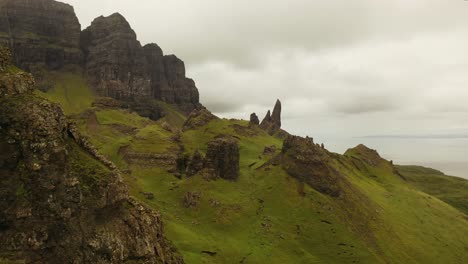 Toma-Aérea-Que-Muestra-Al-Anciano-De-Storr,-Un-Hito-Escocés-En-La-Isla-De-Skye,-Escocia,-Reino-Unido.