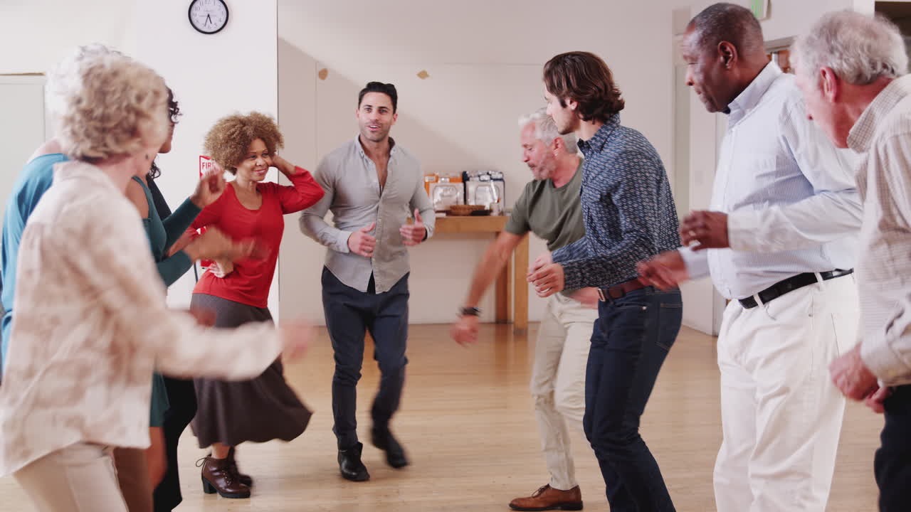 Pessoas se divertindo em aula de dança em centro comunitário
