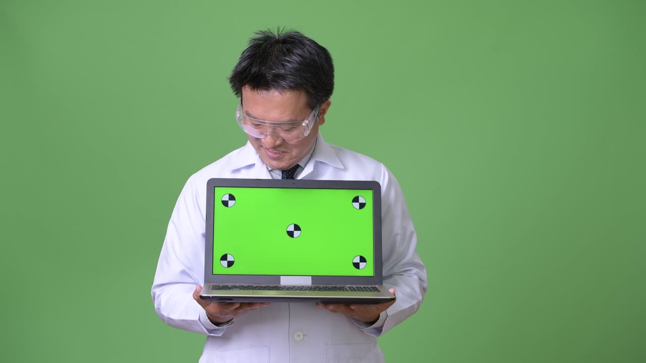 보호 안경을 쓴 성숙한 일본인 남자 의사