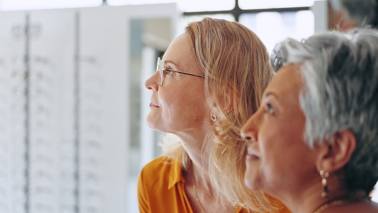 Sundhedspleje, kvinder og optiker med en klient
