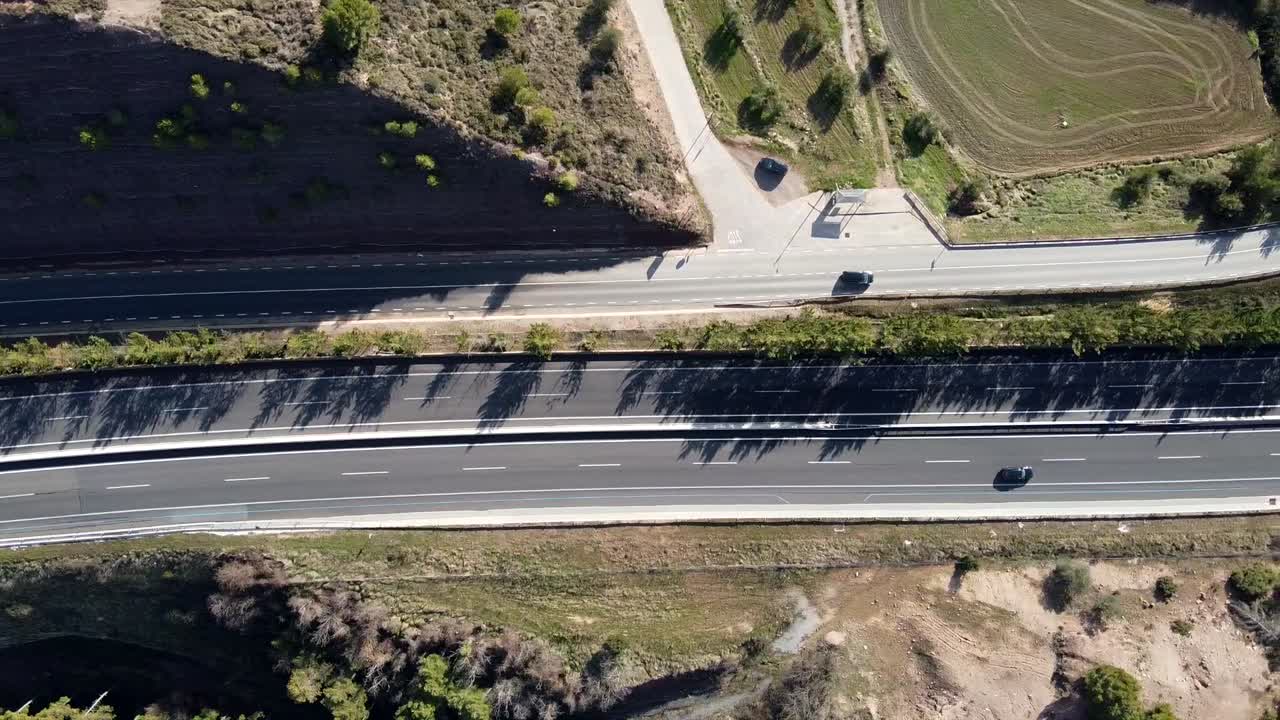 los coches circulan por una carretera de montaña en el campo de españa