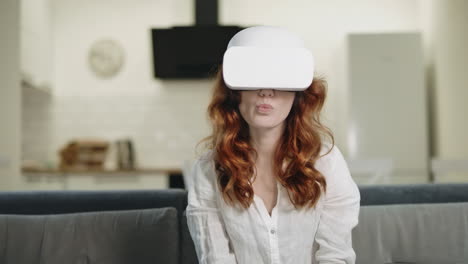una mujer bonita sentada en gafas de video, una mujer seria quitándose las gafas virtuales.