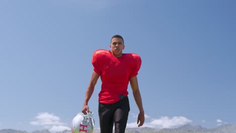 jugador de fútbol americano caminando con casco