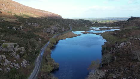 tomada de drones de la brecha de dunloe, bearna o choimín, un paso de montaña en el condado de kerry, irlanda