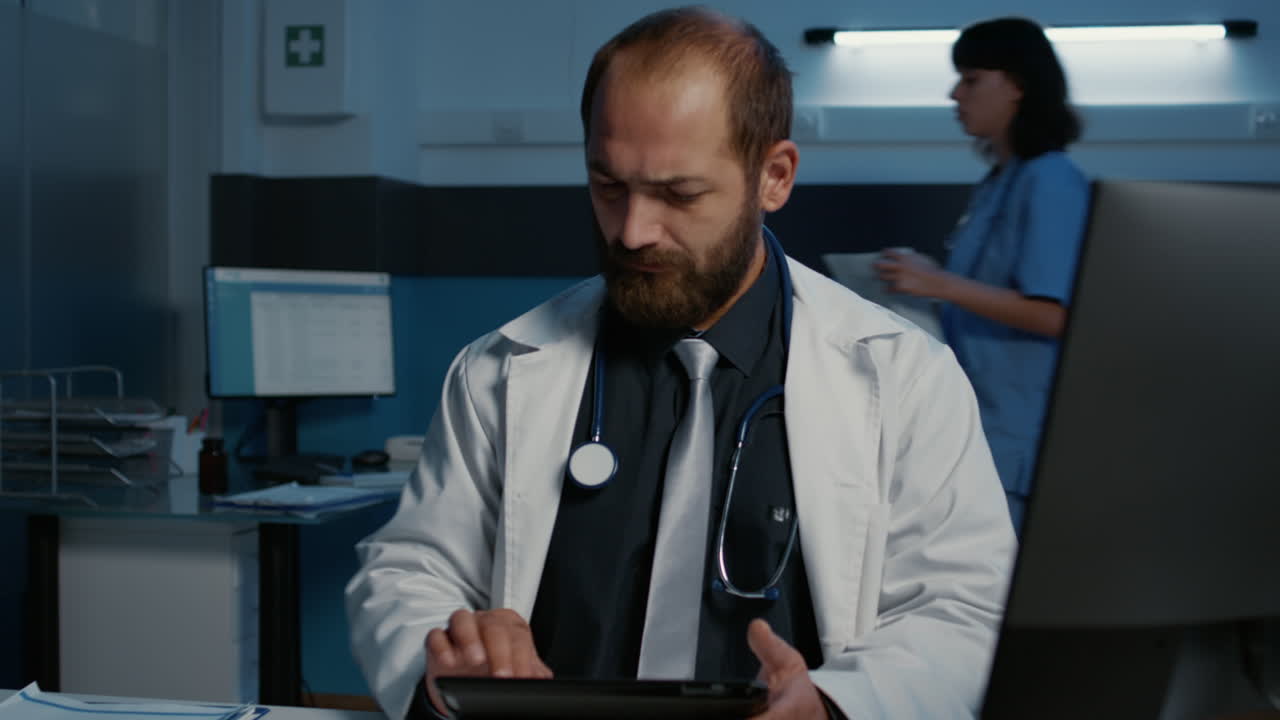 Dottore che usa il tablet in ufficio medico