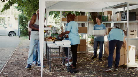 Individuos-Voluntarios-Que-Ayudan-A-Los-Necesitados