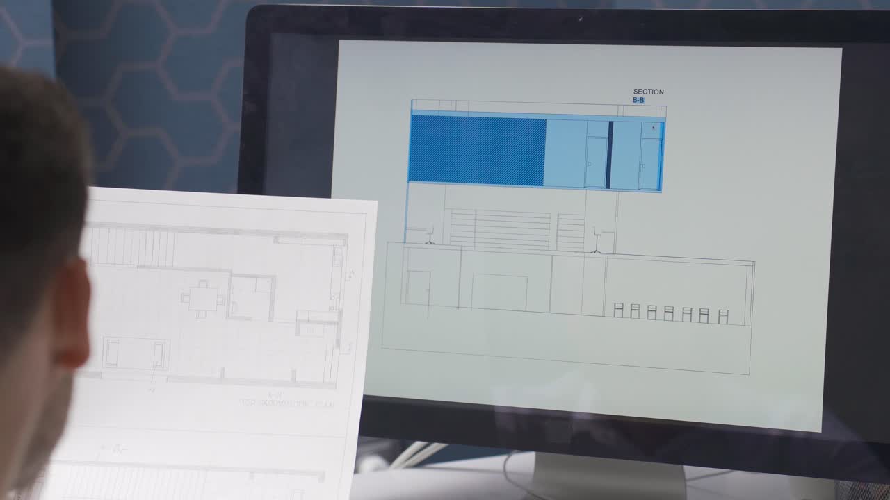 arquitecto masculino trabajando en la oficina.
