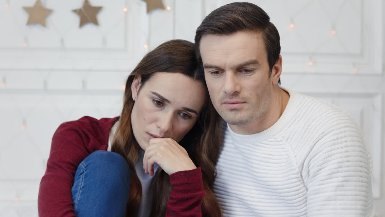 retrato de una pareja pensando sentados juntos en la sala de estar