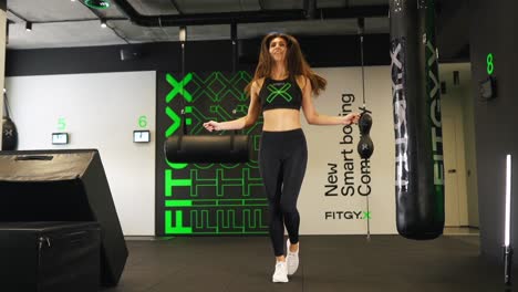 mujer saltando la cuerda en un gimnasio moderno