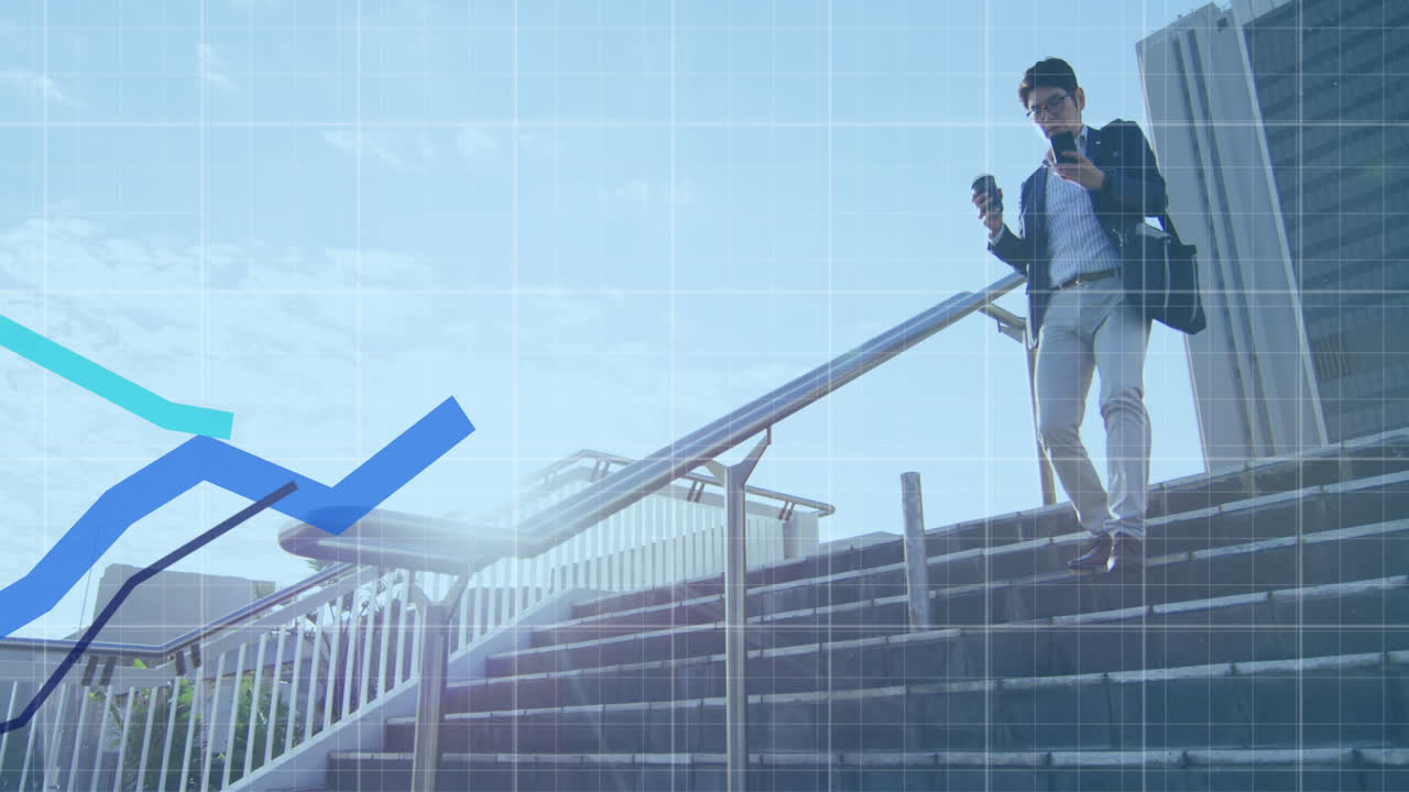 animación de gráficos sobre patrón de cuadrícula contra el hombre de negocios asiático usando el teléfono y sosteniendo café.