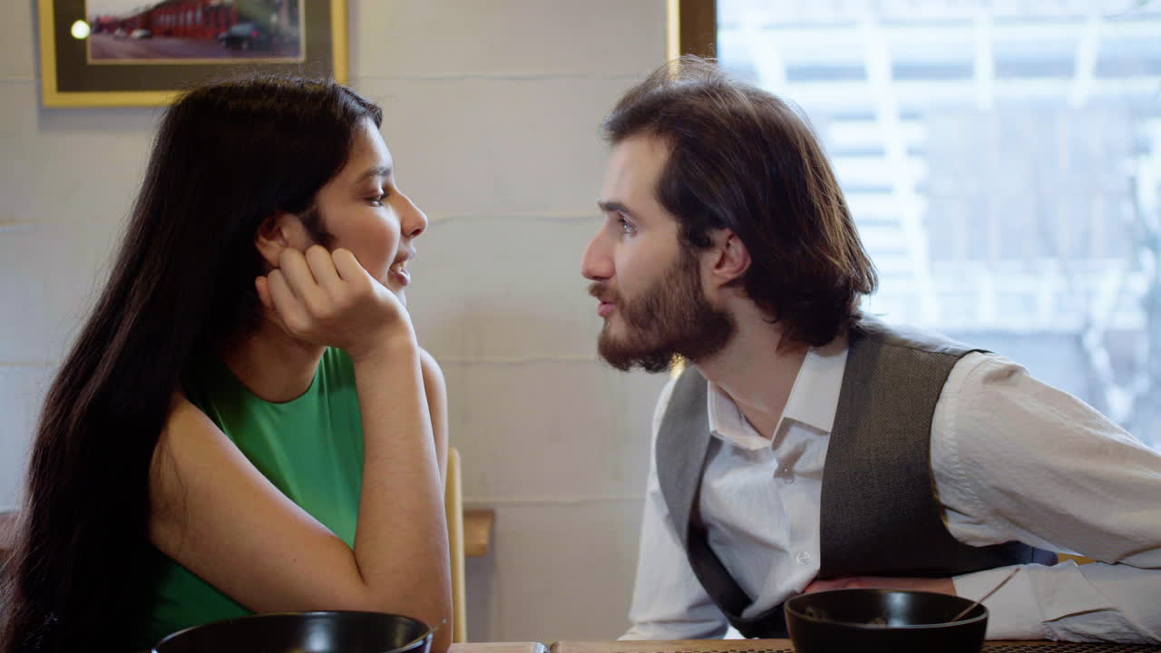 una pareja feliz en una cita.