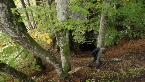 hombre caminando por el desfiladero de pokljuka en eslovenia durante la primavera en el parque nacional triglav-5