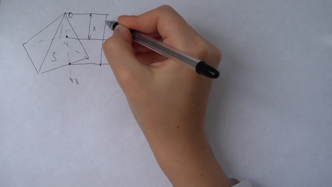 Disegno a mano di forme geometriche e scrittura di formule matematiche