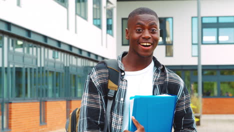 portrait d'un étudiant debout à l'extérieur du bâtiment du collège