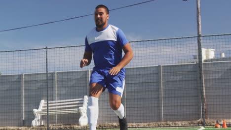 Jugador-De-Fútbol-Entrenando-En-El-Campo