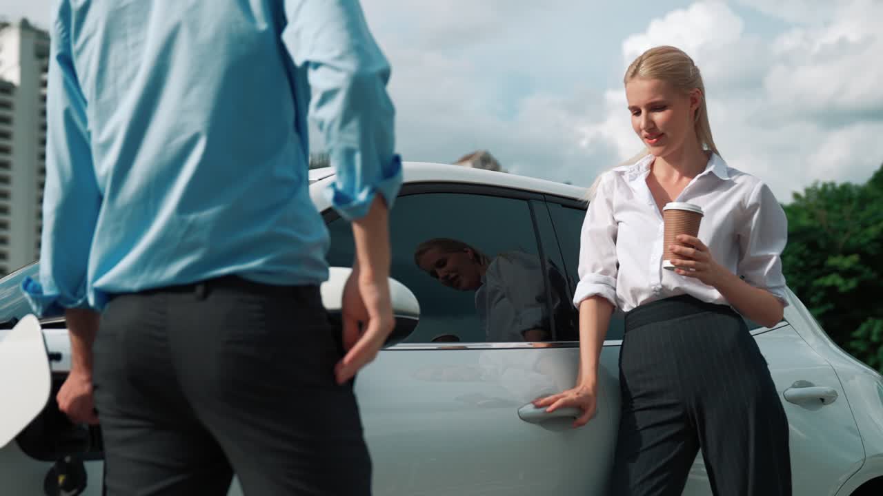 진보적인 사업가와 사업가 여성은 모든 자동차와 충전 지점에 의존합니다.