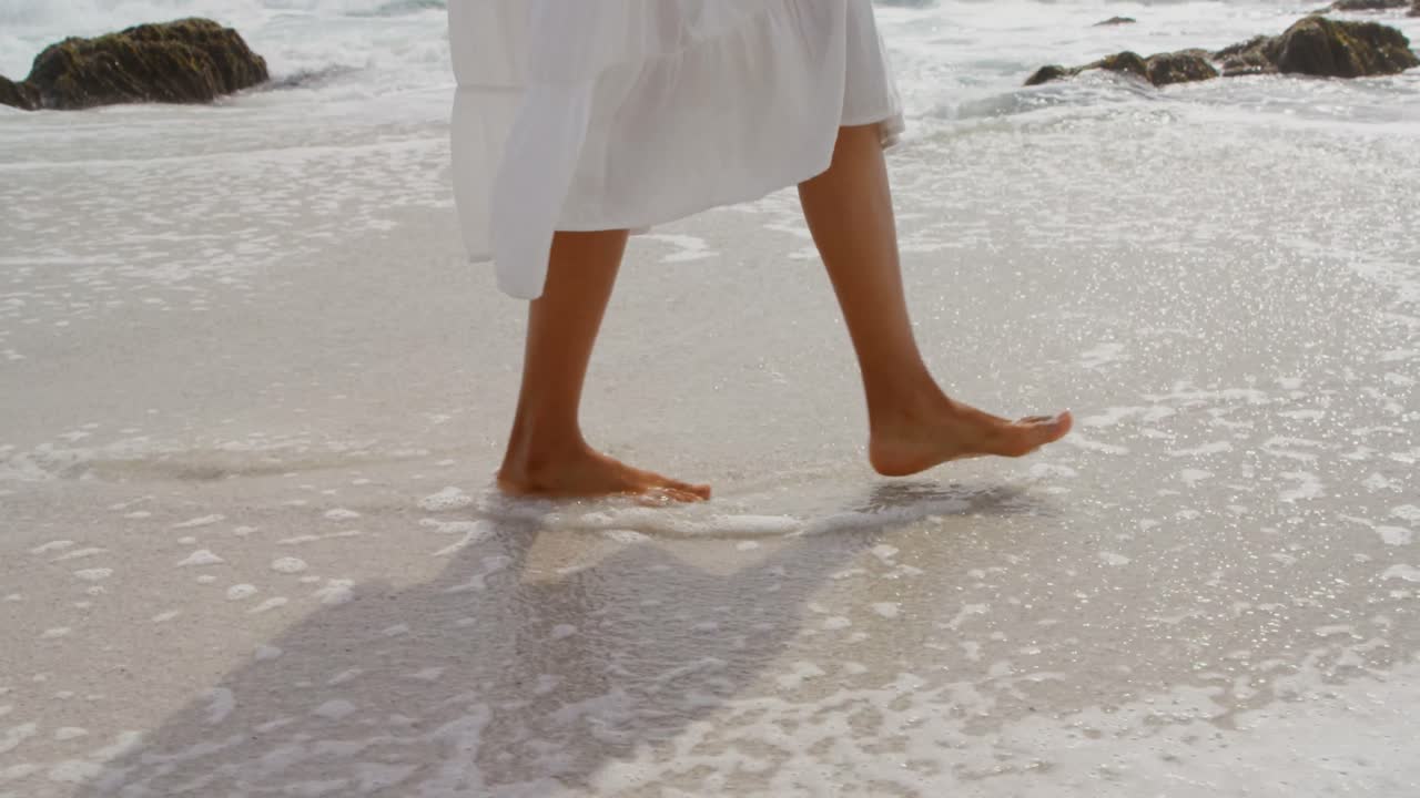 해변 4k에서  ⁇ 은 날에 맨발로  ⁇ 는 여성의 낮은 섹션
