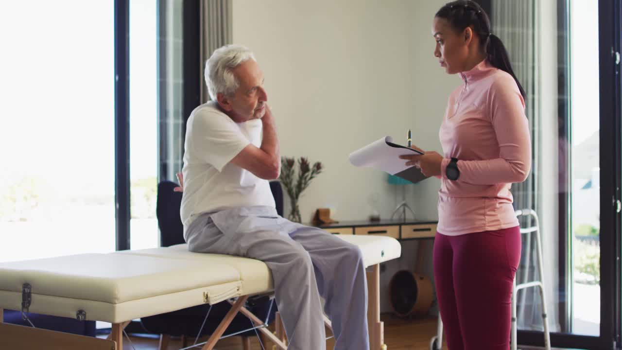 두 인종의 여성 물리치료사가 백인 노인 남성을 검사하는 비디오
