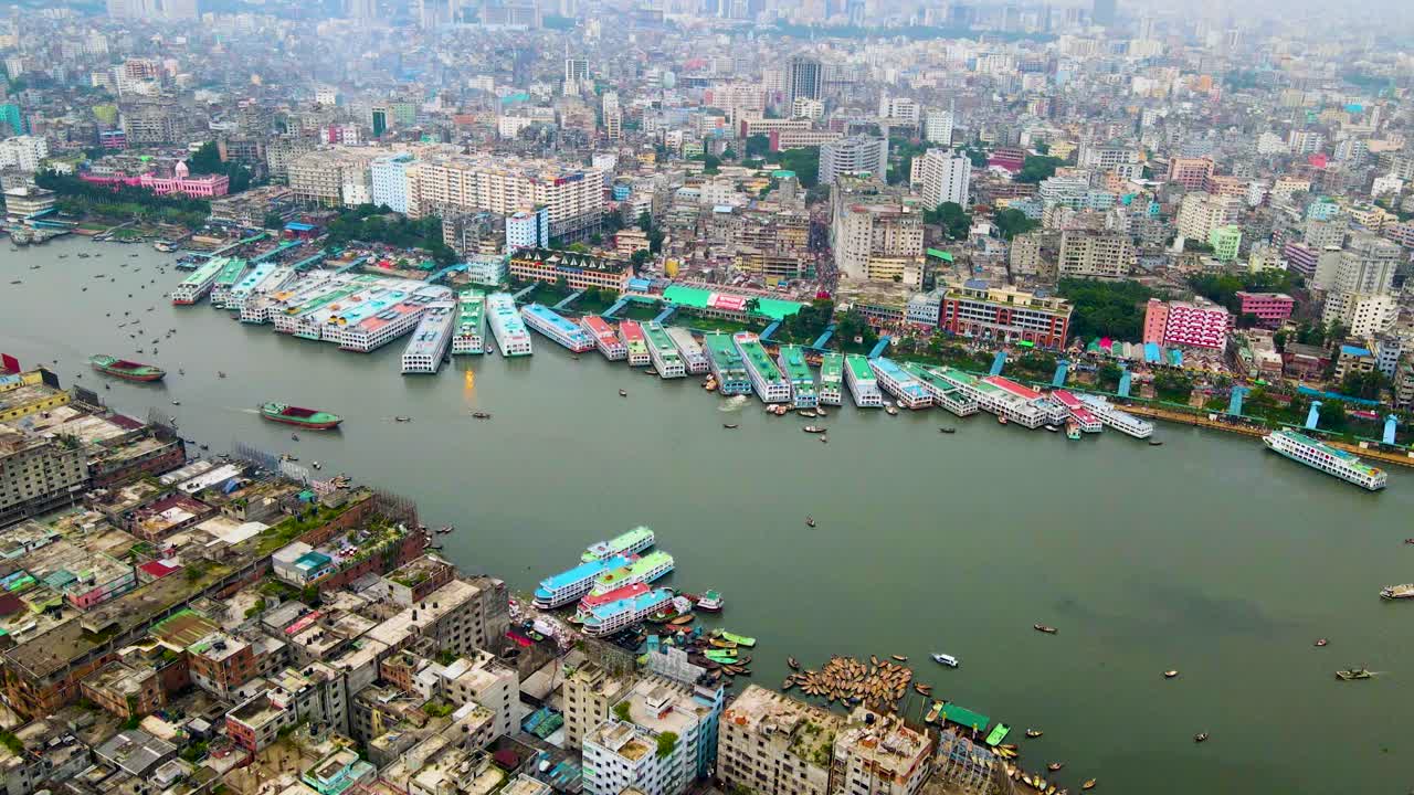 Vista aérea da cidade de Daca com terminal de navios e barcos ancorados no rio Buriganga em Bangladesh.