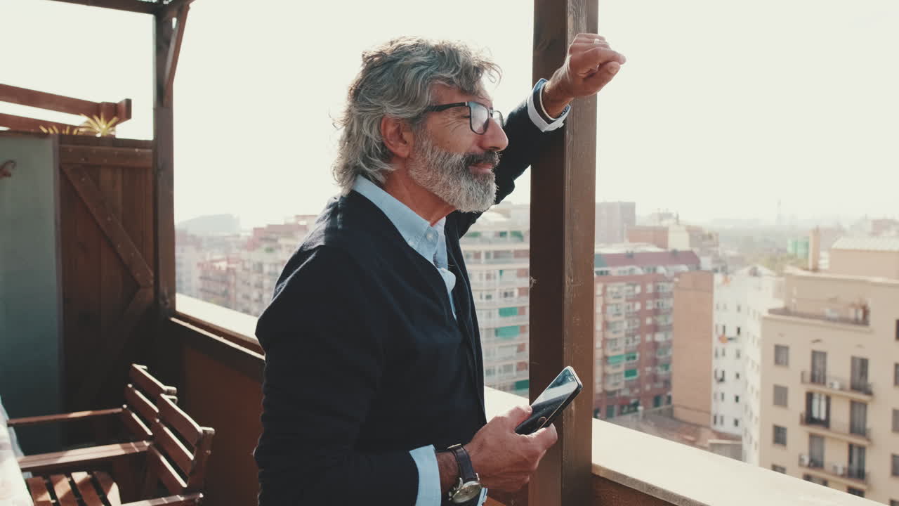 Uomo su un balcone con vista sulla città