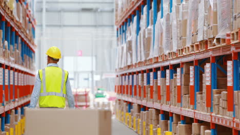 trabajador de almacén mirando paquetes