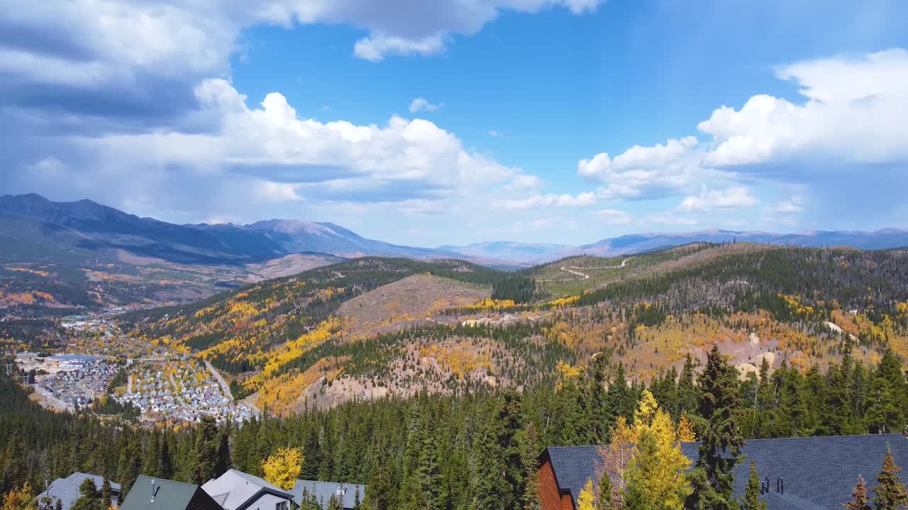 Droneudsigt over Breckenridge, Colorado om efteråret