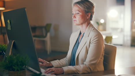 oficina, computadora y mujer seria mecanografiando