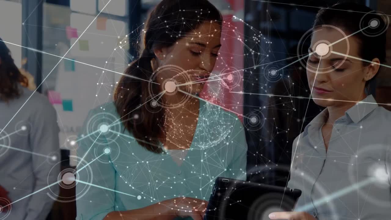 animación de la red de conexiones sobre dos mujeres de negocios diversas discutiendo en la oficina