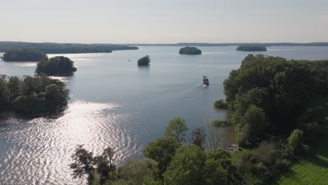 Barco-Navegando-Entre-Islas-Soleadas-Con-Aguas-Serenas