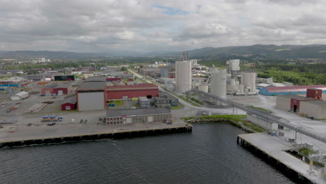 Industriegebiet-Mit-Lagerhäusern-Und-Fabriken-Am-Hafen,-Verdal,-Norwegen