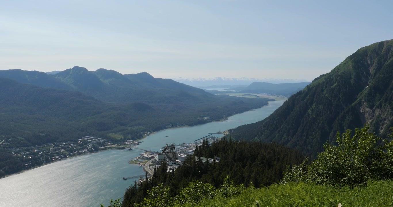 Smuk udsigt fra Mount Roberts over byen Juneau, Gastineau-kanalen og Mount Juneau