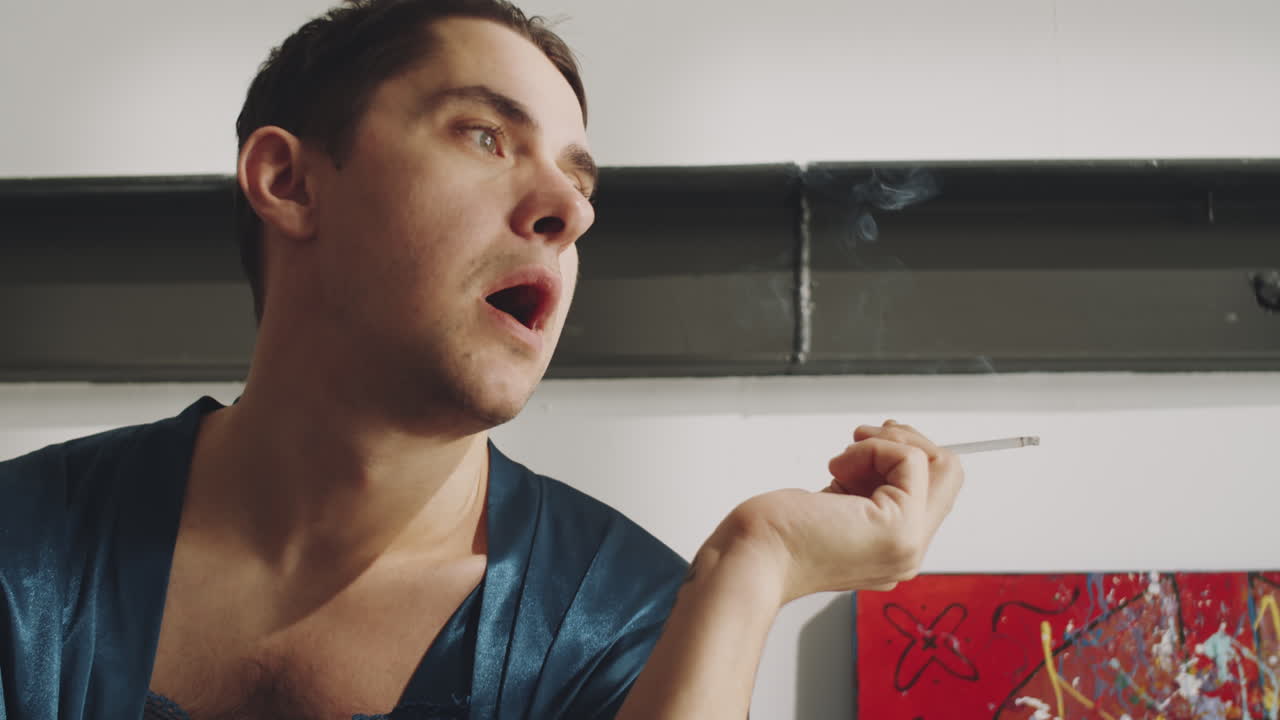 집에서 담배를 피우고 술을 마시는 트랜스젠더 남성