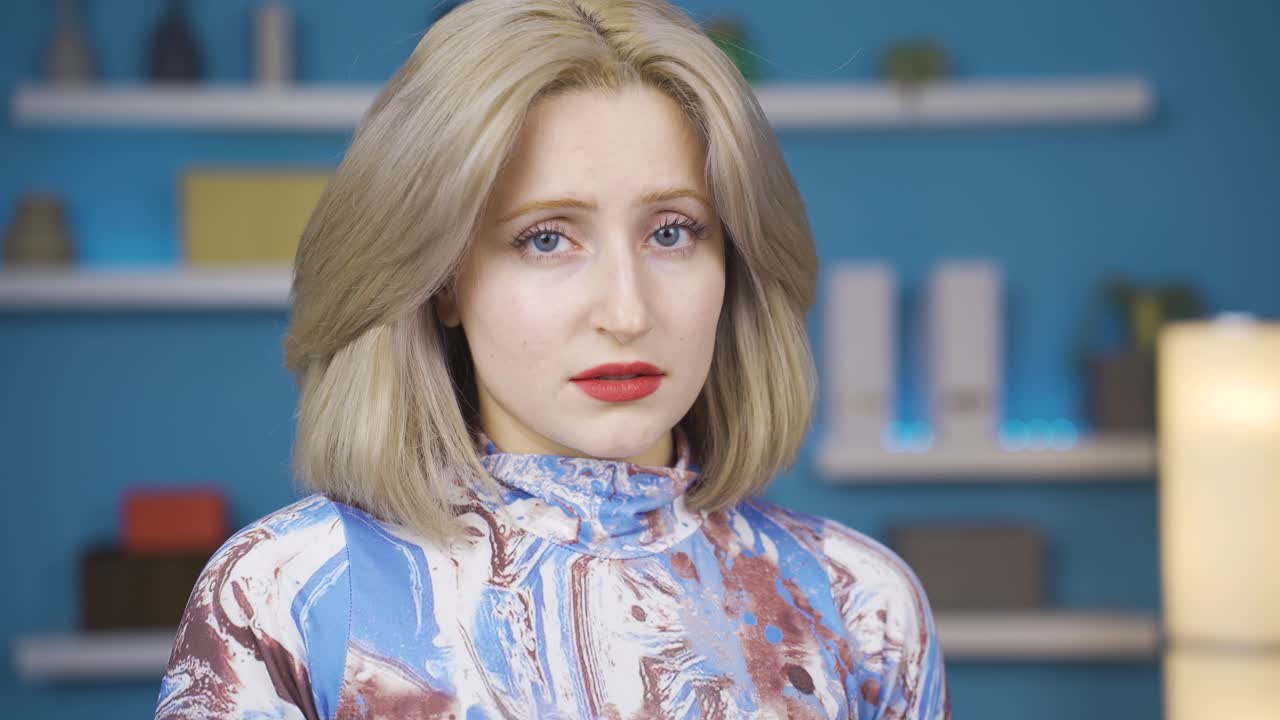 mujer joven infeliz con miedo, pánico y problemas de salud mental en casa.