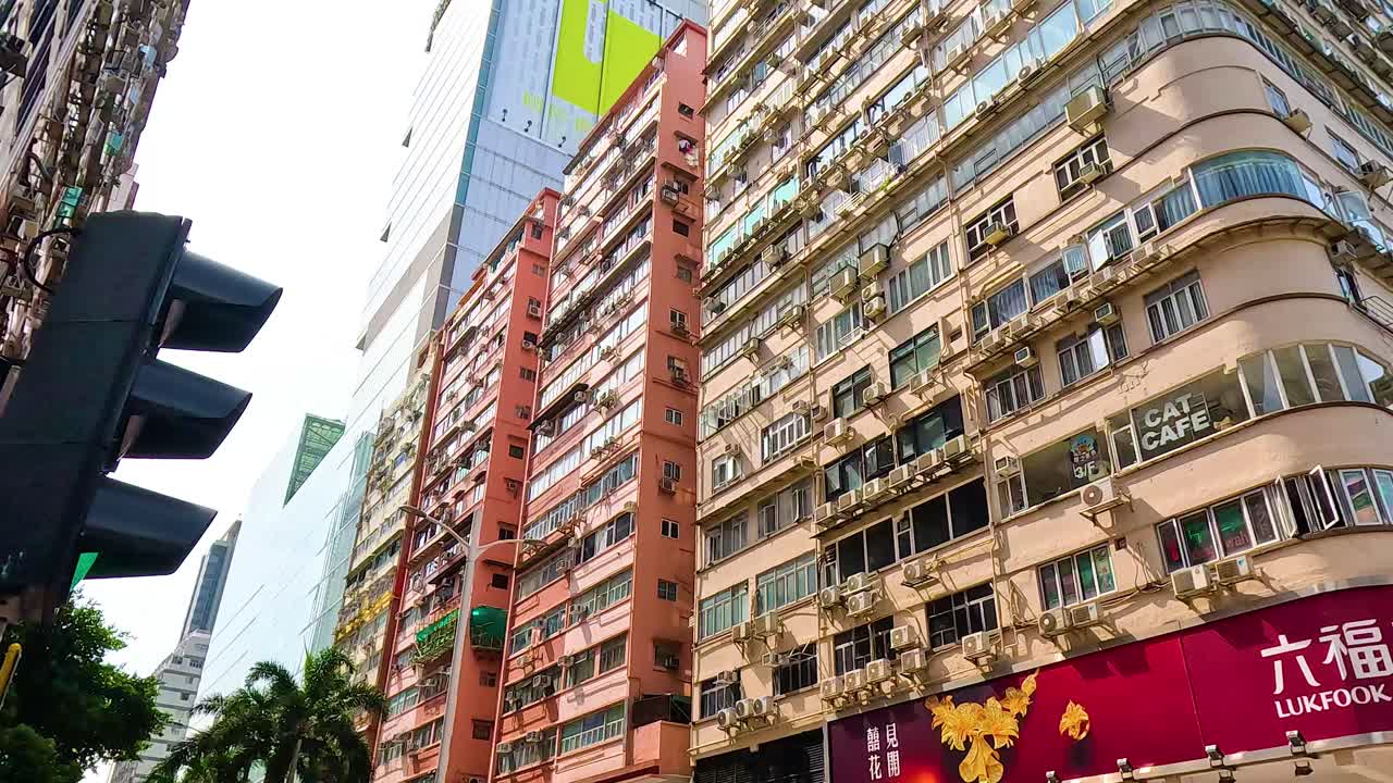 비는 교차로 에서 보행자 들 과 차량 들