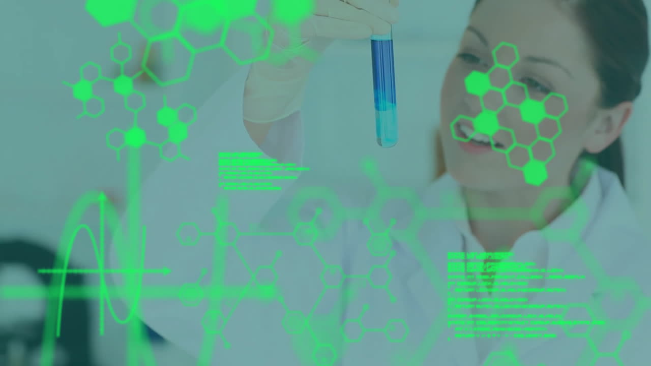 animación de procesamiento de datos y fórmula química sobre una científica caucásica en el laboratorio