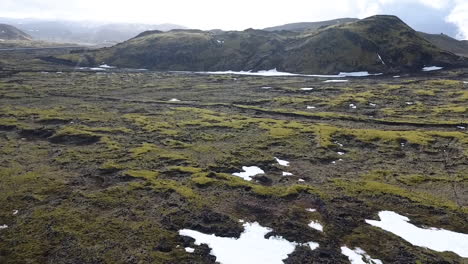 disparo de drones avanzando del paisaje volcánico de islandia