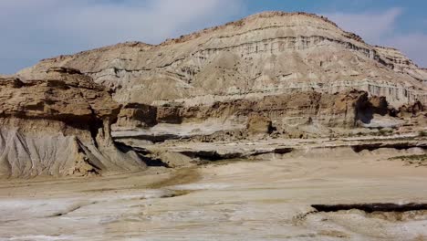 Wüstenküstenlandschaft-Aus-Trockenem-Land,-Erosionshügel,-Minimale-Farbe-Der-Kriegerischen-Naturlandschaft-Der-Wunderschönen-Insel-Hormuz,-Das-Besucherzentrum-Für-Wassersport,-Ozean-Abenteuerpark-In-Der-Arabischen-Kultur,-Katar