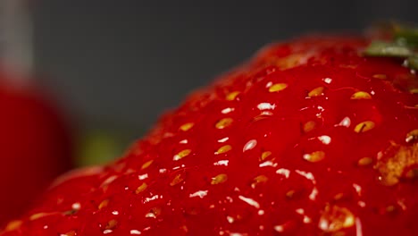 Makro-Nahaufnahme-Wassertröpfchen,-Die-Auf-Hell-Spritzen