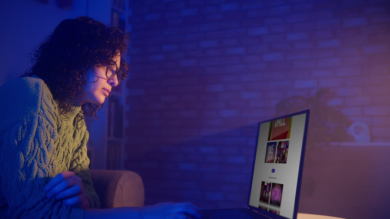 Kvinde der browser Black Friday og Cyber Monday udsalg på laptop om natten
