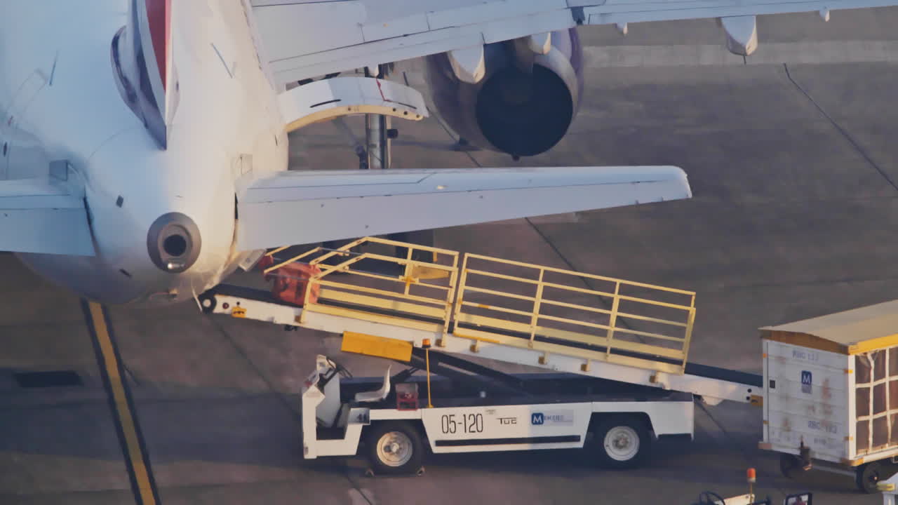 Carregamento de Bagagem em Avião Comercial no Pátio do Aeroporto