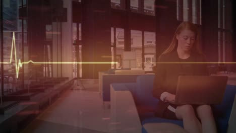 animación de un cardiógrafo sobre una mujer de negocios caucásica usando una computadora portátil