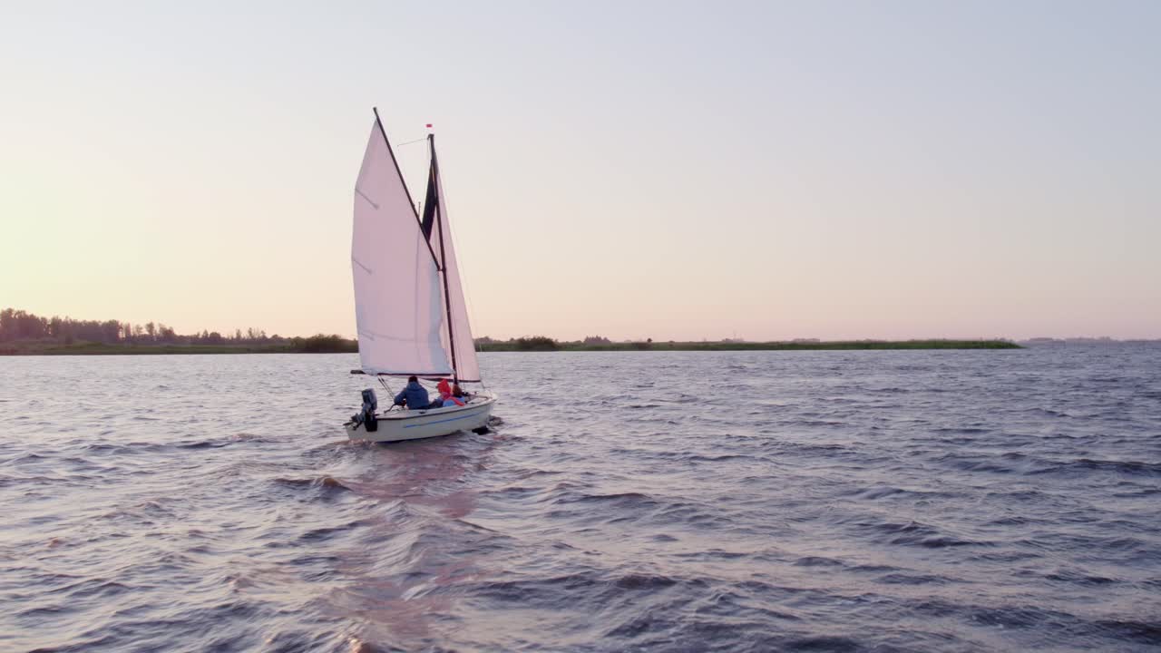 Tramonto aereo sul lago Fluessen con una barca, Koudum, Paesi Bassi.