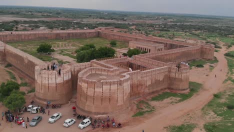 el dron gira en el sentido de las agujas del reloj y captura el fuerte de umarkot