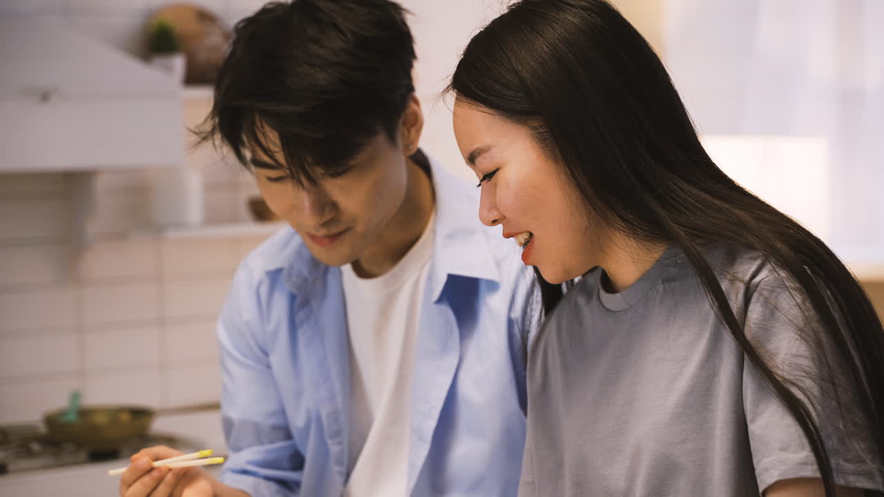 일본 음식 2를 먹고 부엌 카운터 주위에 앉아 일본 친구의 뷰를 닫습니다