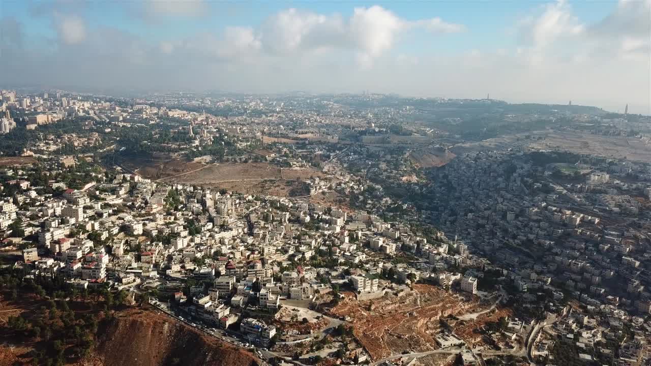 동부 예루살렘의 실완과 아부토르 동네와 구도시 위에서 드론으로 촬영된 영상입니다.